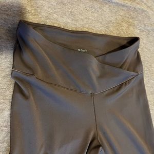 GapFit Sky High Rise Crossover Capri Legging Size M Peppercorn Brown